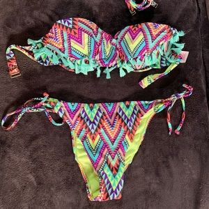 Xhilaration Bendeau Scrunch Bottom Bikini. Multi Color